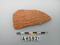 藏品(紅色夾砂方格紋硬陶片)的圖片